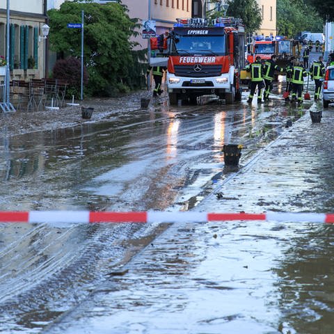 Einsatzkräfte der Feuerwehr sind nach einem Unwetter in der Gemeinde Gemmingen im Landkreis Heilbronn im Einsatz. Starke Regenfälle während eines Gewitters haben mehrere Straßen in Gemmingen im Landkreis Heilbronn am Montag überflutet.