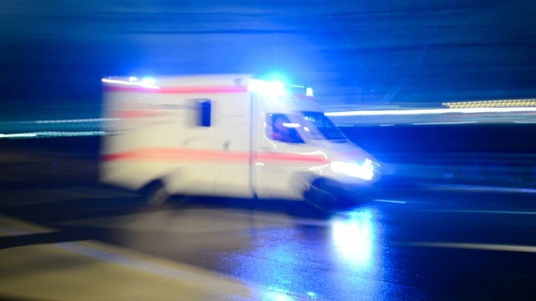 Ein Rettungswagen fährt durch die Nacht - in einem Kirmeszelt im Westerwald wurde Pfefferspray versprüht - 13 Menschen wurden verletzt.